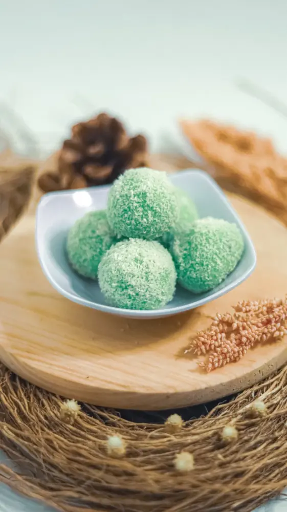 Kemasan Camilan Tradisional untuk Hadiah dan Oleh-Oleh Unik